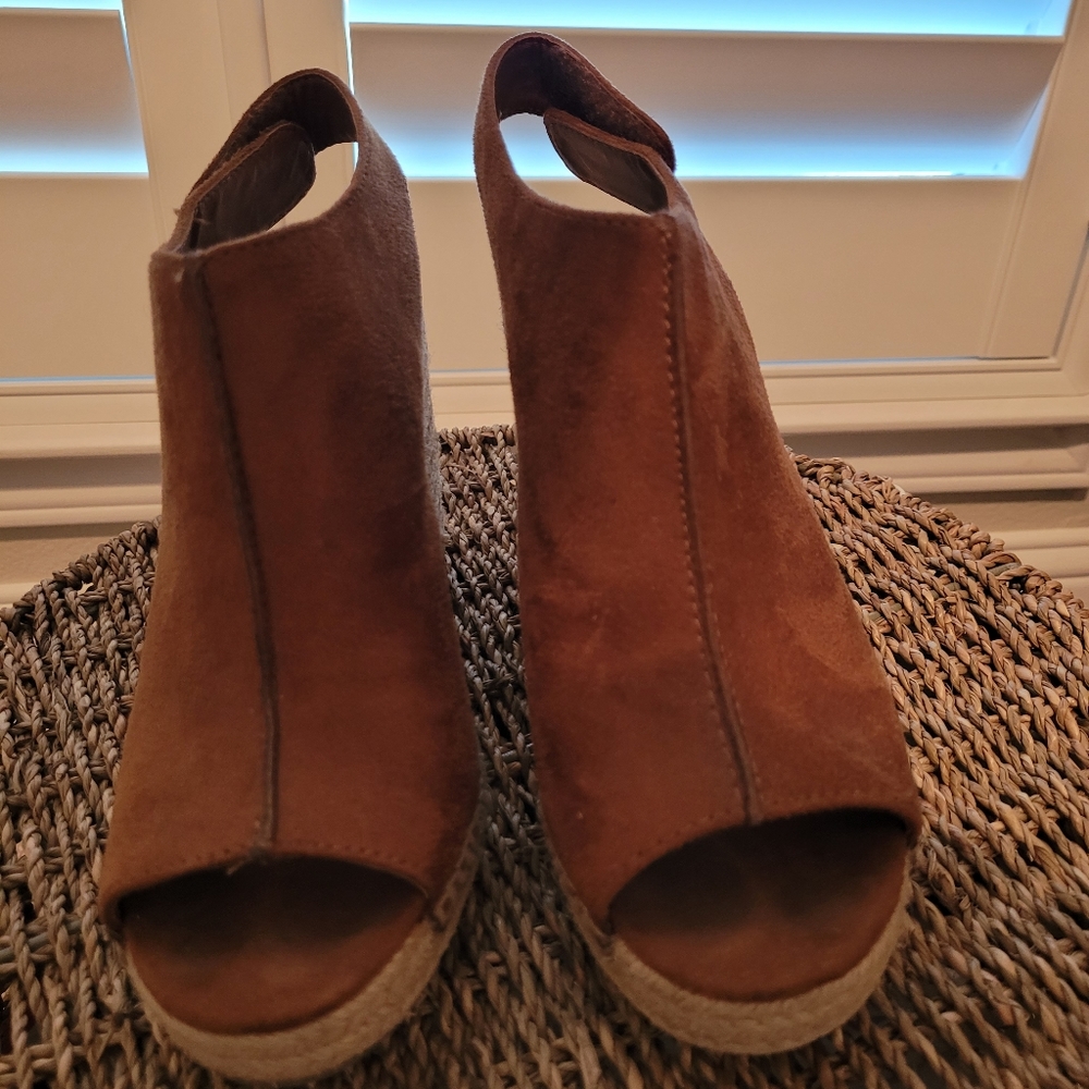 Brash Brand wedges size 7 rust color suede like material.